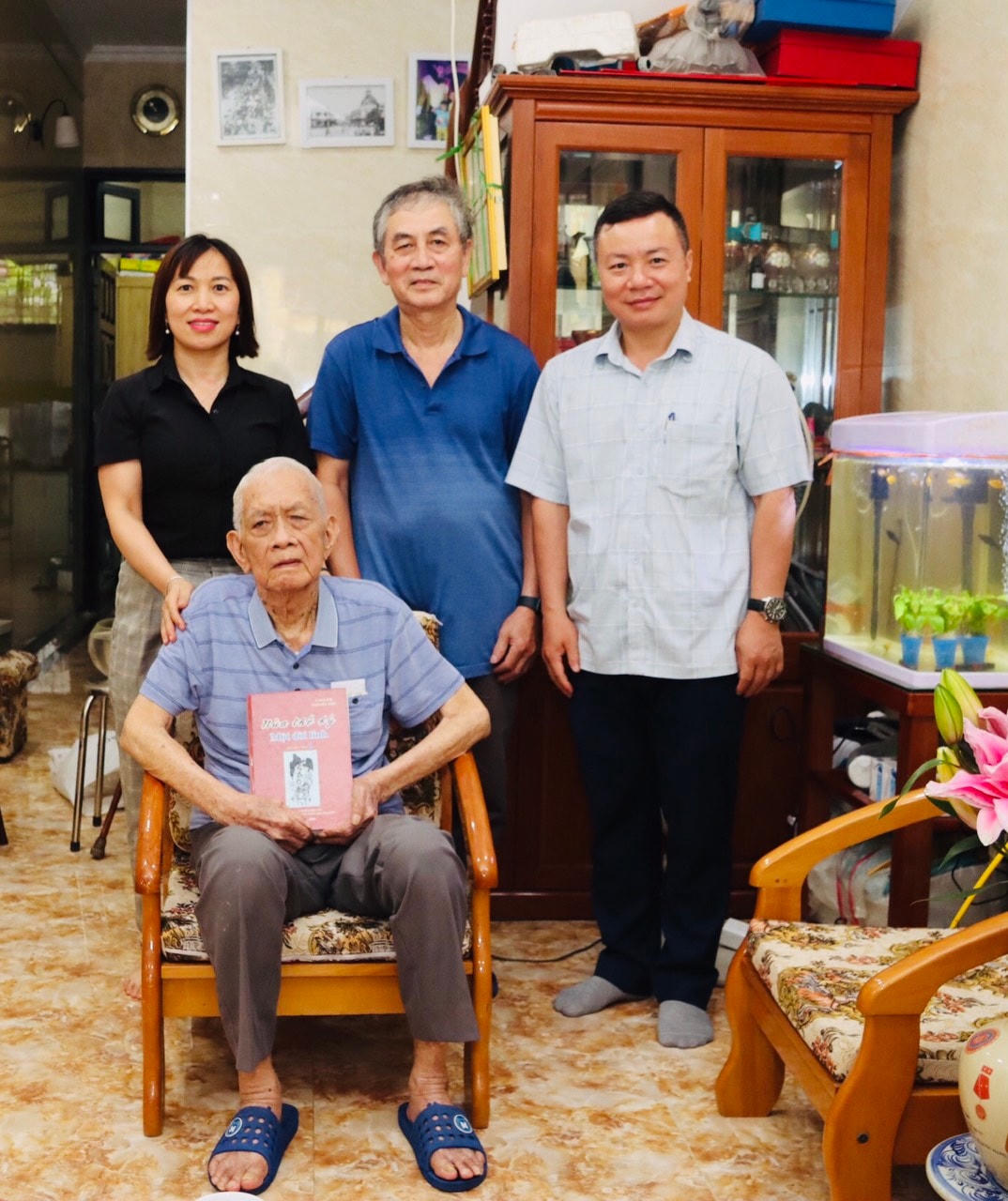 Đoàn cán bộ Bảo tàng MTTQ Việt Nam thăm ông Nguyễn Việt Yên.