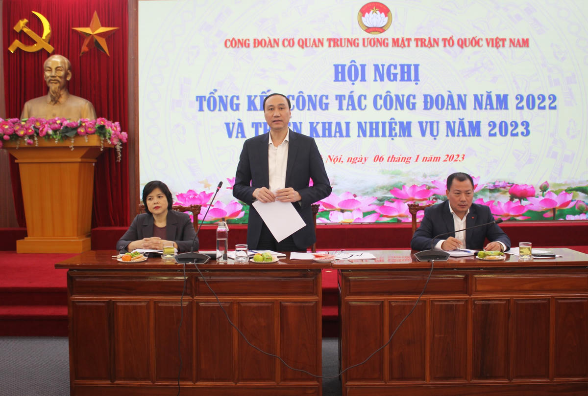 Chủ trì Hội nghị.