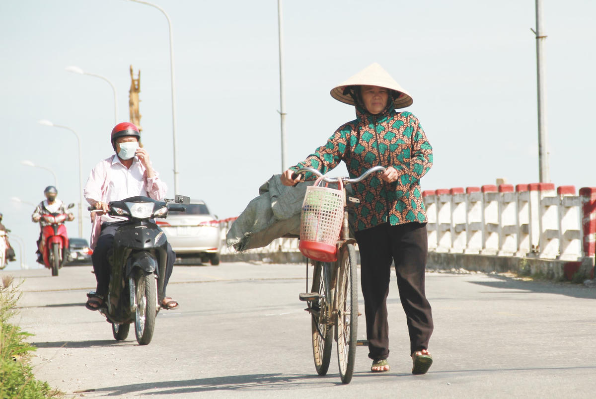 Cửu vạn, lau dọn, bốc vác, bưng bê... ai thuê gì họ làm nấy. Vất vả, nặng nhọc là thế nhưng phần lớn lao động ở nghề này lại là phụ nữ và hầu hết đã lớn tuổi.