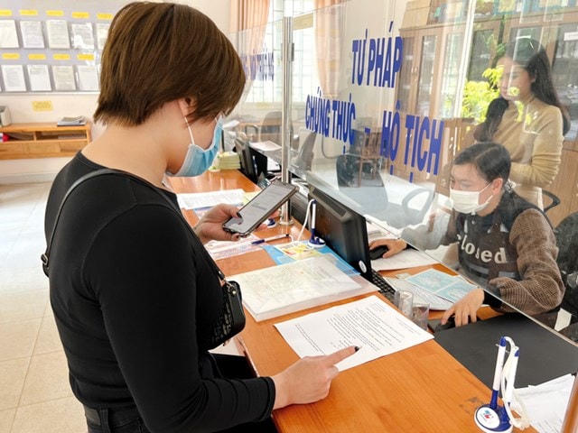 Người dân sử dụng và cài đặt một số ứng dụng cơ bản, cần thiết về chuyển đổi số.