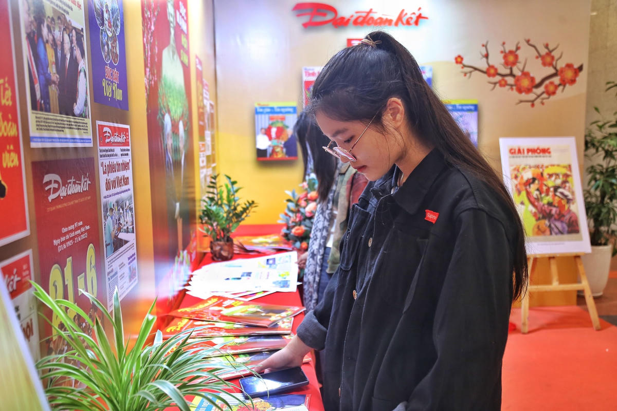 Gian trưng bày báo thu hút được nhiều bạn trẻ tới xem.