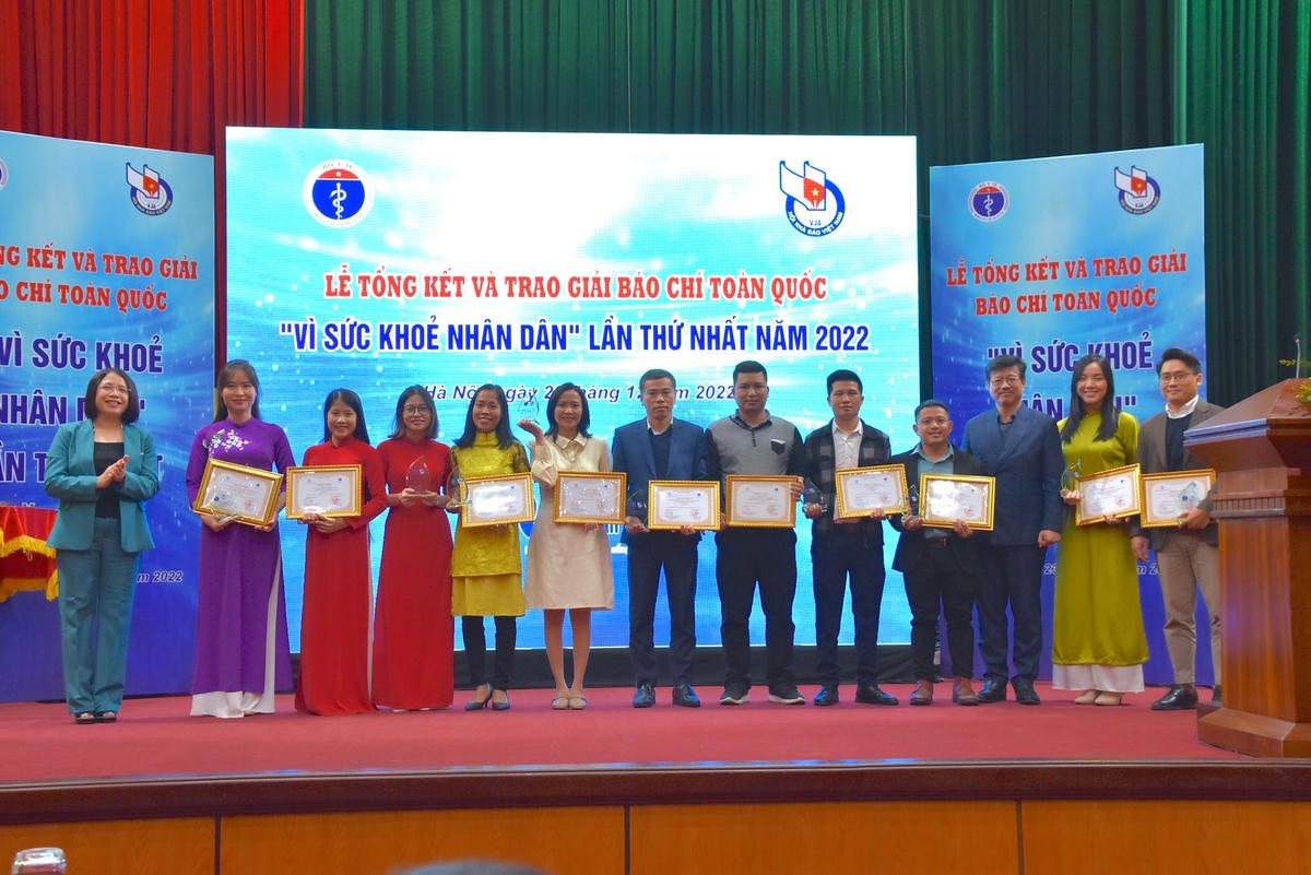Đại diện các tác phẩm đạt giải Ba.