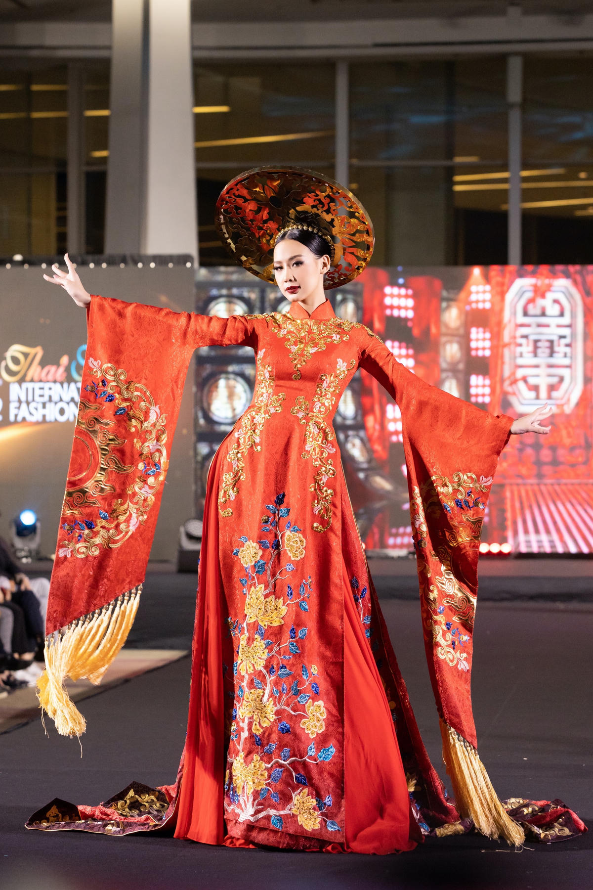 Hoa hậu Bảo Ngọc lộng lẫy với tà áo dài truyền thống, cô khiến fan sắc đẹp trong nước và quốc tế trầm trồ vì màn catwalk vô cùng chuyên nghiệp. 