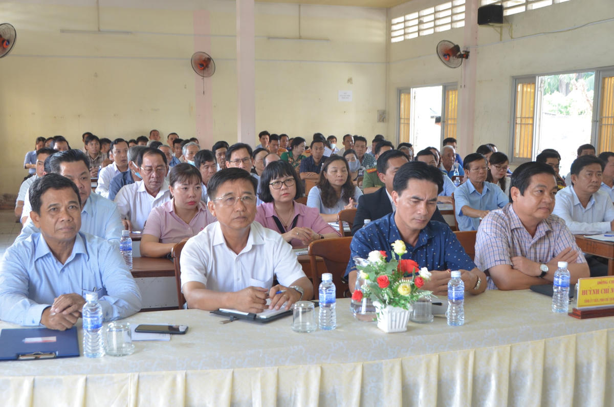 Lãnh đạo UBND tỉnh Bạc Liêu, các sở, ngành, địa phương và cử tri tham dự Hội nghị.