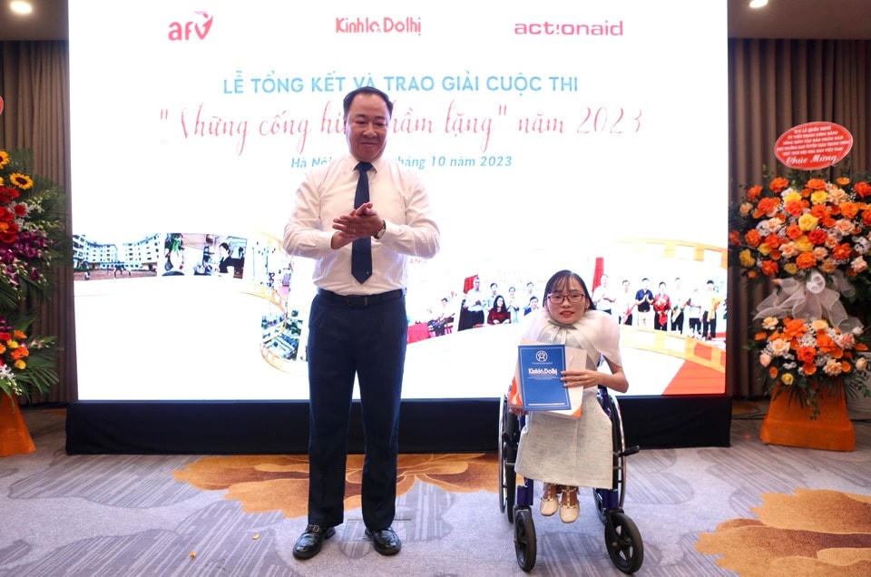 Ban Tổ chức trao tặng cho nhân vật có đóng góp với cuộc thi, với mô hình giúp đỡ người khuyết tật của chị Ngọc Tâm.