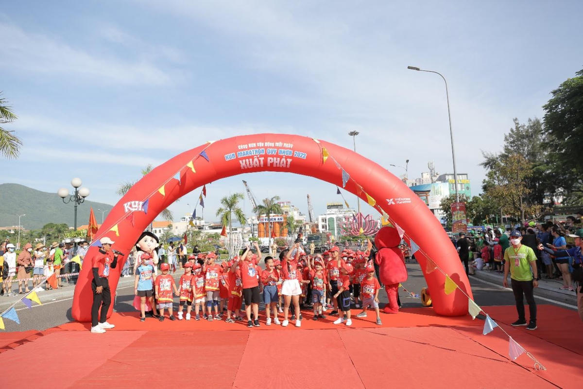 Những runners nhỏ tuổi nhất giải chạy hào hứng trước giờ xuất phát. Ảnh: PV