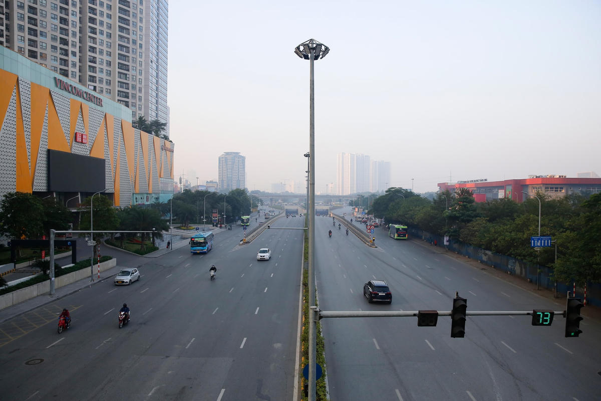 Ghi nhận của PV Báo Đại Đoàn Kết lúc 7h sáng ngày 1/1/2023, tuyến đường cửa ngõ phía Tây Hà Nội - Đại lộ Thăng Long trở nên vắng vẻ lạ thường.