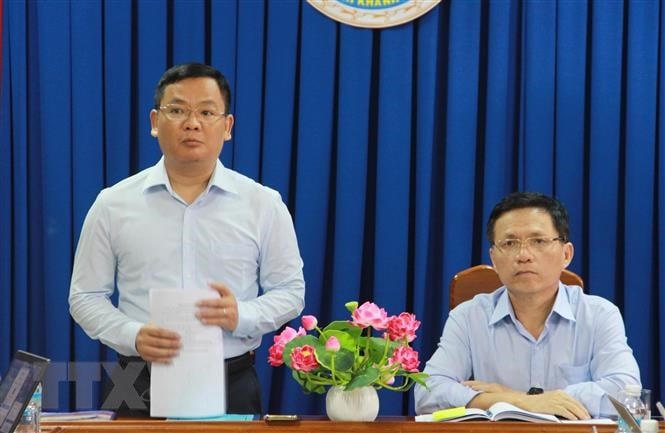 Ông Vương Ánh Dương, Phó Cục trưởng Cục quản lý Khám chữa bệnh, đưa ra nhận định của Đoàn làm việc Bộ Y tế về vụ ngộ độc thực phẩm tập thể này. (Ảnh: Phan Sáu/TTXVN).