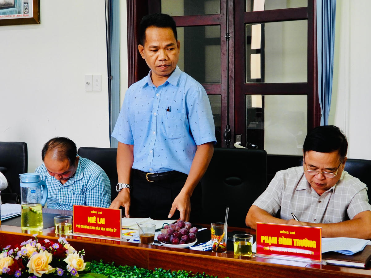 Ông Y Niê Lai, Phó trưởng Ban Dân vận huyện ủy phát biểu.