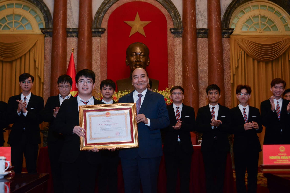 Chủ tịch nước Nguyễn Xuân Phúc trao tặng Huân chương Lao động hạng Nhì cho em Ngô Quý Đăng, Huy chương Vàng Olympic Toán học năm 2022 với số điểm tuyệt đối 42/42.