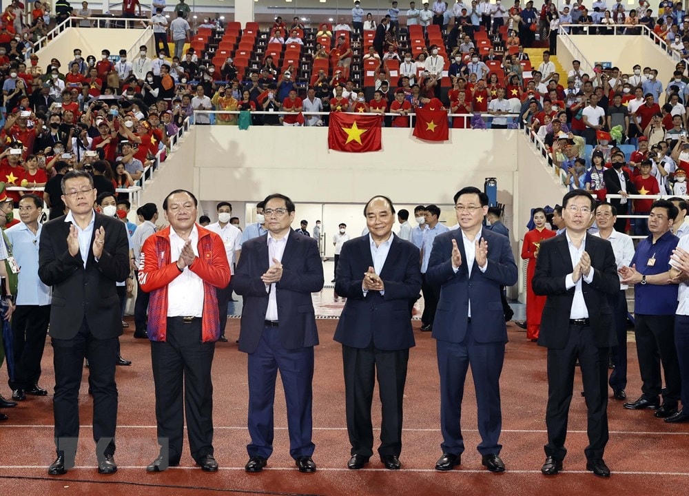 Chủ tịch nước Nguyễn Xuân Phúc, Thủ tướng Phạm Minh Chính, Chủ tịch Quốc hội Vương Đình Huệ, Thường trực Ban Bí thư Võ Văn Thưởng trực tiếp xuống sân vận động quốc gia Mỹ Đình trao Huy chương Vàng, Bạc, Đồng cho các đội đạt thành tích môn Bóng đá nam ở SEA Games 31. Ảnh: TTXVN.