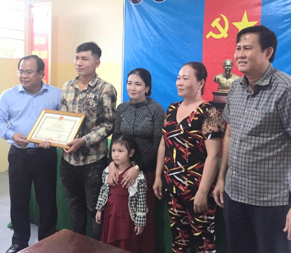 Phó chủ tịch UBND tỉnh Cà Mau Nguyễn Minh Luân trao bằng khen của Chủ tịch UBND tỉnh cho tài xế taxi trả lại 4.000 USD cho người mất.