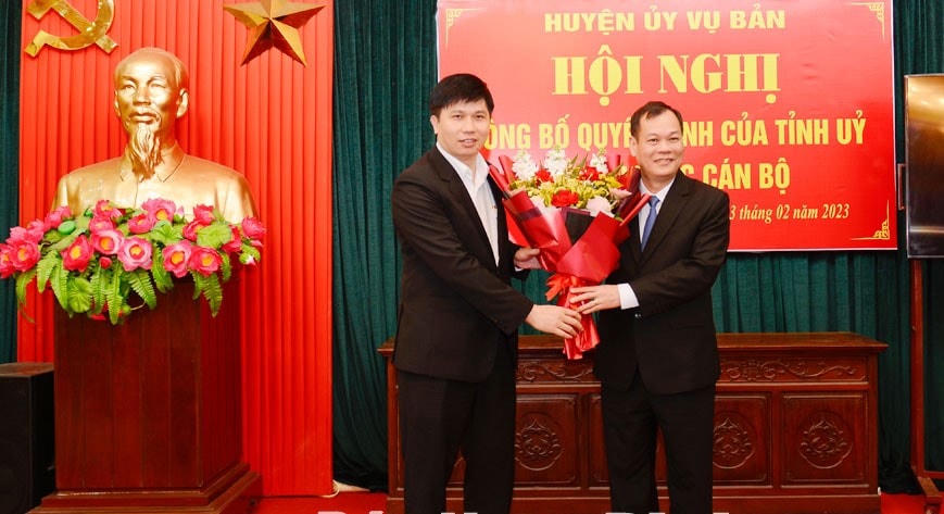 Ông Đỗ Xuân Tú (trái) nhận quyết định điều động từ Phó Bí thư Thường trực Tỉnh ủy Nam Định Lê Quốc Chỉnh.