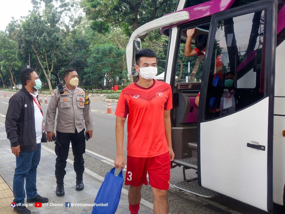 Lực lượng an ninh đảm bảo an toàn cho cầu thủ U19 Việt Nam. (Nguồn: VFF).