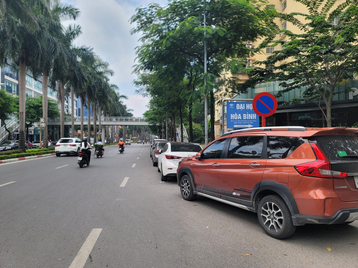 Nhiều ô tô đỗ ngay dưới biển báo 
