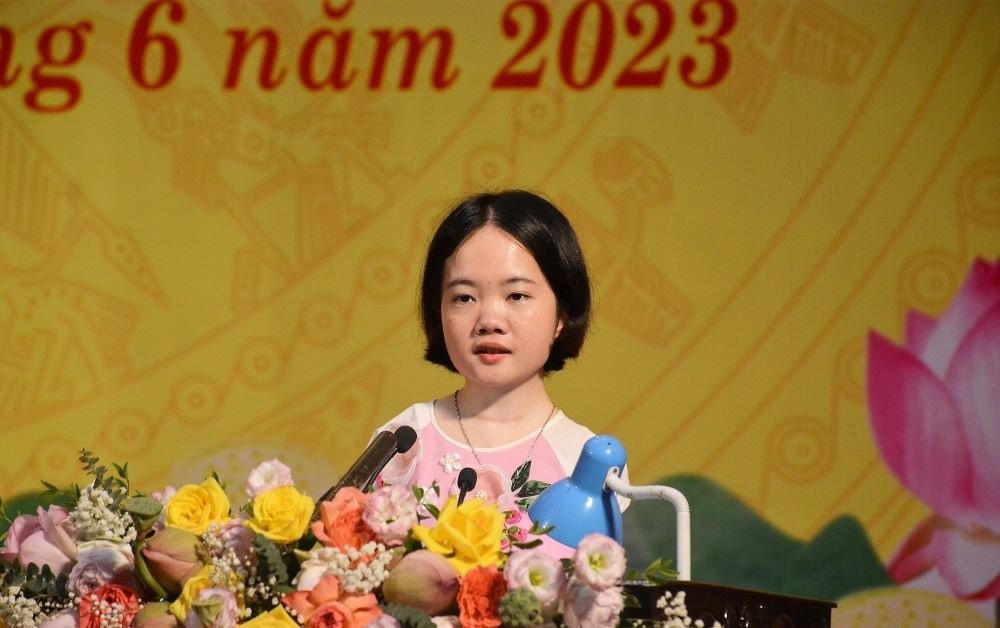 Cô giáo Lê Thị Thắm phát biểu tại Lễ kỷ niệm 75 năm ngày Chủ tịch Hồ Chí Minh ra lời kêu gọi thi đua ái quốc.
