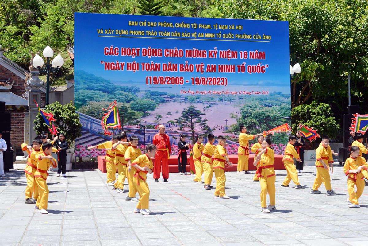Chủ tịch Đỗ Văn Chiến về vùng Mỏ dự Ngày hội toàn dân bảo vệ an ninh Tổ quốc