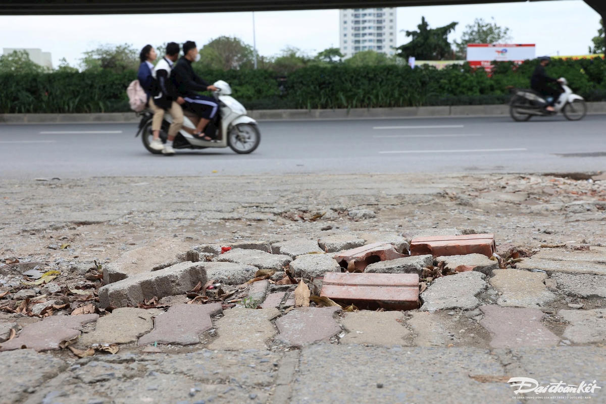 PGS.TS Nguyễn Thị Thu Thủy - Chuyên gia giao thông cho rằng, thời gian qua đường Nguyễn Xiển hay quá tải phương tiện, nhất là giờ cao điểm lên người đi xe máy thường xuyên leo lên vỉa hè để di chuyển càng khiến vỉa hè nhanh xuống cấp, bị xới tung.