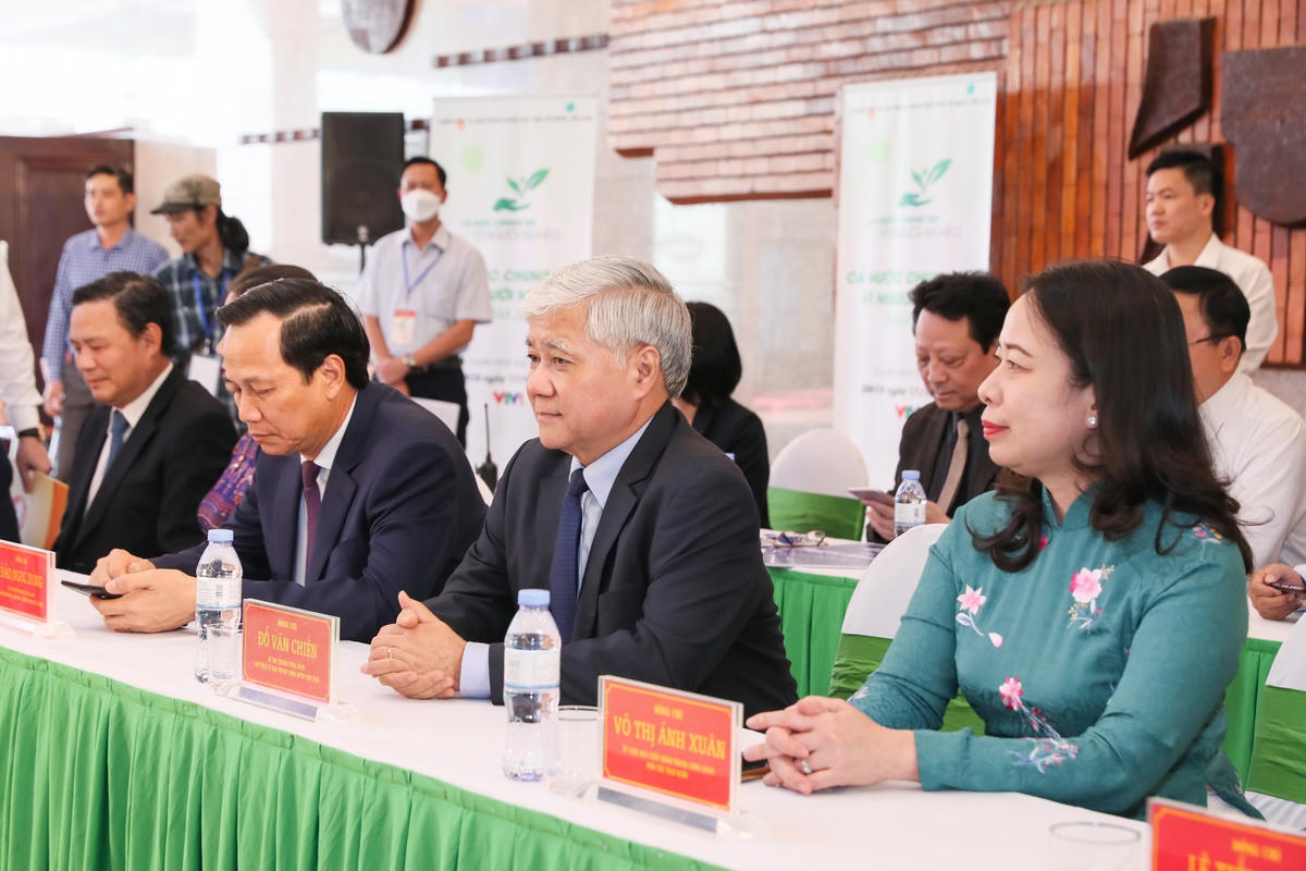 Chủ tịch UBTƯ MTTQ Việt Nam Đỗ Văn Chiến cùng các đại biểu tham dự chương trình tiếp nhận ủng hộ người nghèo. Ảnh: Quang Vinh.