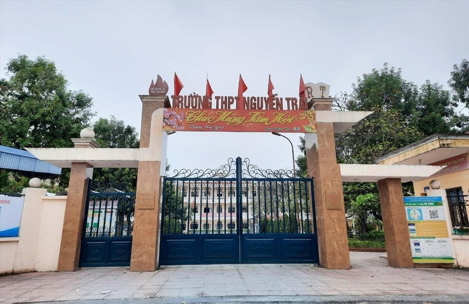 Cơ quan CSĐT đã khởi tố vụ án xảy ra tại trường THPT Nguyễn Trãi, nơi bà Hoa từng làm Hiệu trưởng.