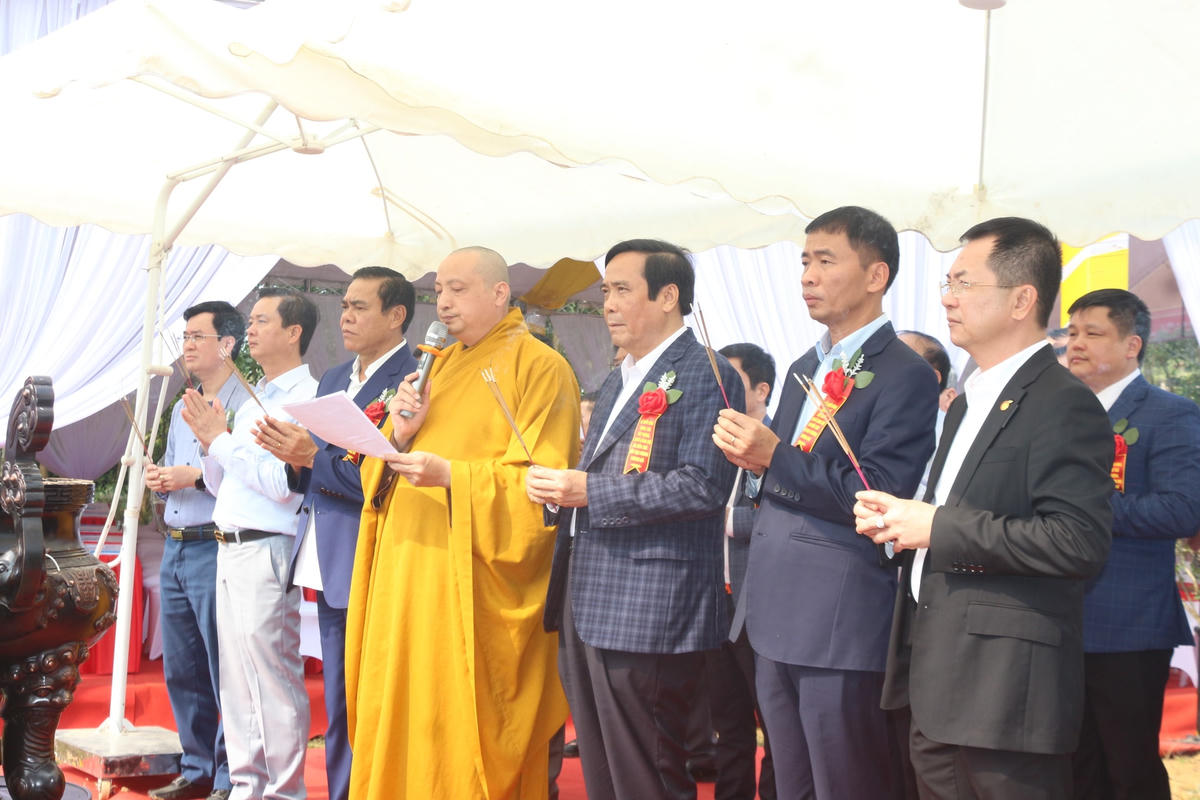 Đại biểu dâng hương tại lăng mộ Đức Đại Vương Dương Đô.