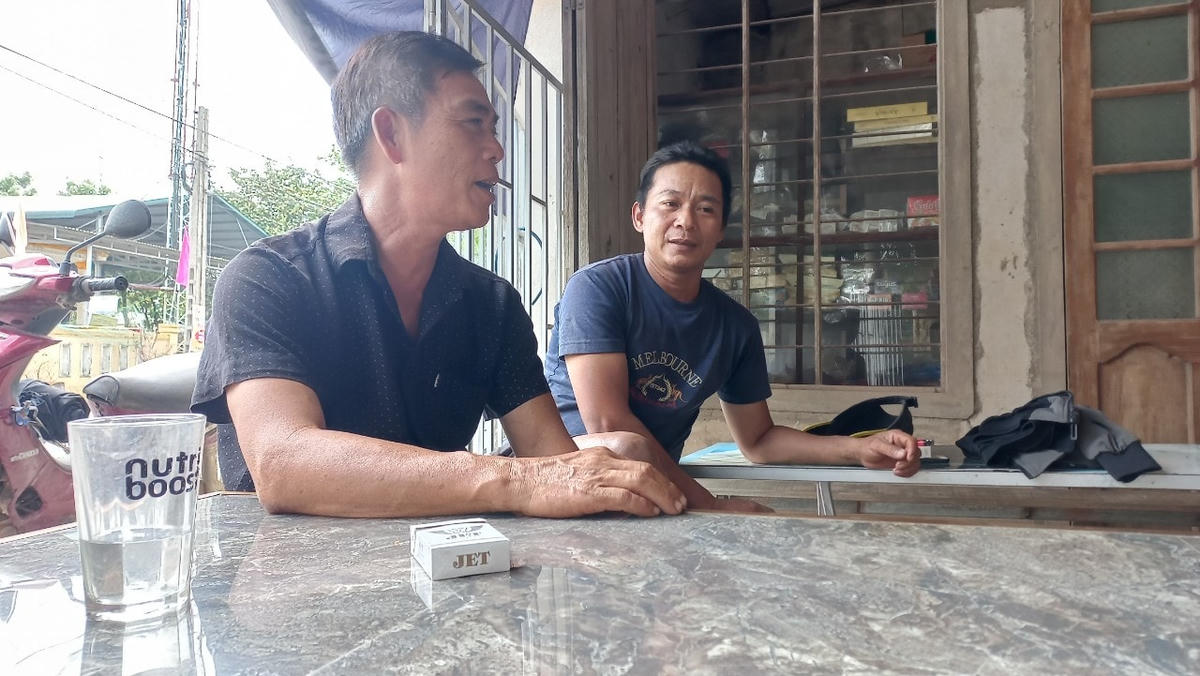 Ông Thủy, ông Chung (bên trái) kể lại sự việc.