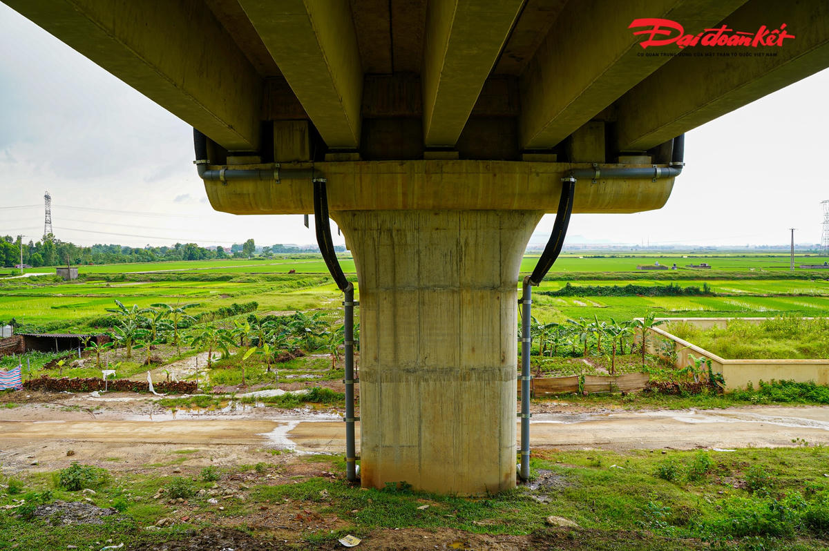 Người dân tại đây ai cũng mong mỏi cây cầu này sớm đi vào hoạt động. 
