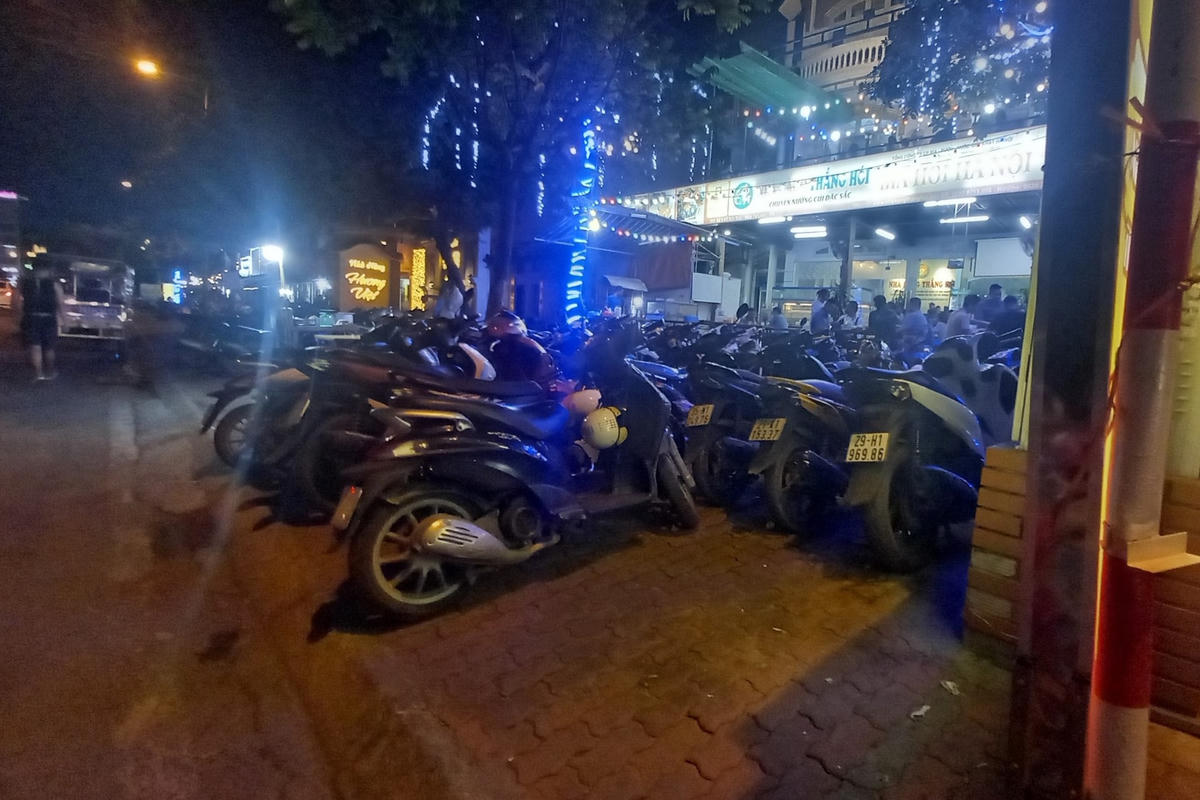 Hà Nội: Nhiều bãi xe, nhà hàng vi phạm trật tự đô thị 