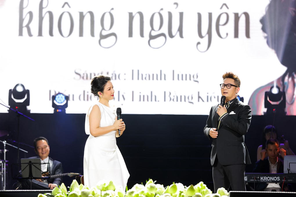 Anh Quân (ngồi sau) cười không ngớt khi Mỹ Linh nhắc chuyện tình cũ với Bằng Kiều.
