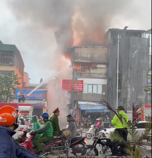 Cảnh sát phun nước khống chế ngọn lửa (Ảnh: Minh Hữu).
