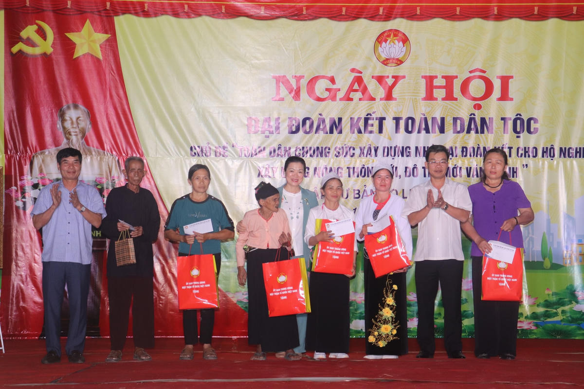 Các đại biểu cũng đã trao 5 suất quà cho 5 gia đình có hoàn cảnh khó khăn trên địa bàn bản Ao Lươn.