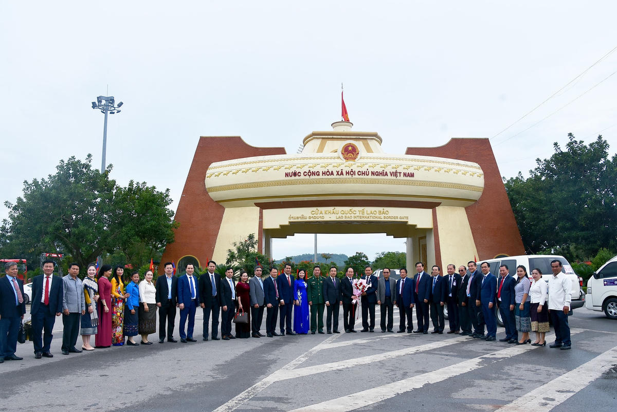 Phó Chủ tịch Ủy ban Trung ương Mặt trận Lào xây dựng đất nước Chanpheng Soutthivong đón Đoàn đại biểu Cấp cao UBTƯ MTTQ Việt Nam tại cửa khẩu quốc tế Lao Bảo (Quảng Trị).