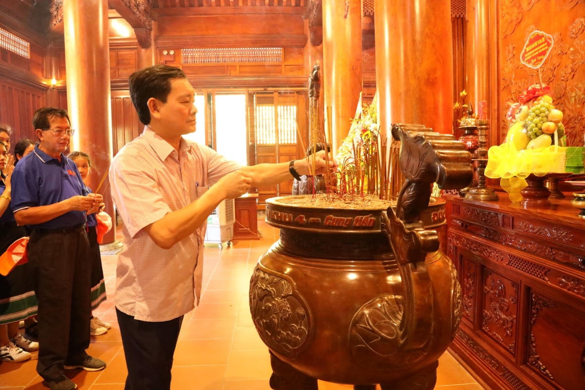 Đại diện Ban Đối ngoại Kiều bào (Uỷ ban Trung ương MTTQ Việt Nam) và lãnh đạo Uỷ ban MTTQ tỉnh Nghệ An dâng hương.