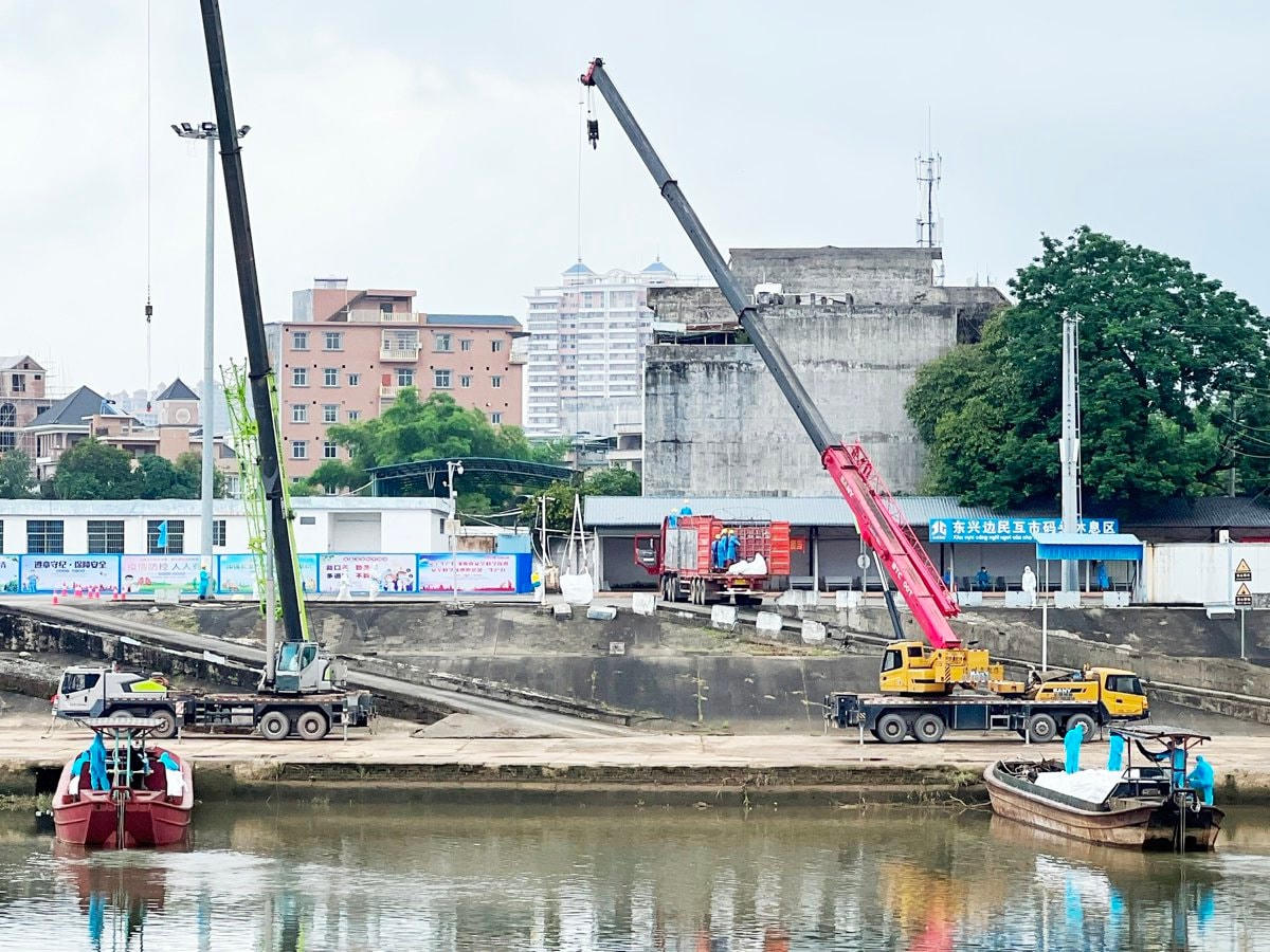 Những đò hàng bột sắn đầu tiên xuất khẩu sang Trung Quốc qua Cửa khẩu Ka Long - Bến biên mậu Đông Hưng. Ảnh: Trung tâm TT&VH Móng Cái.