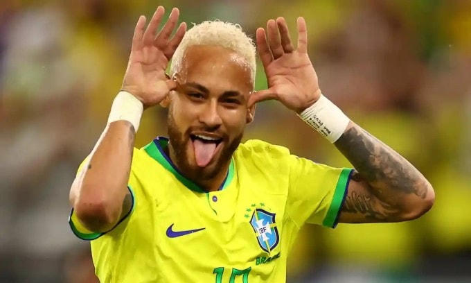 Neymar ăn mừng bàn thắng đầu tiên của mình tại World Cup năm nay.