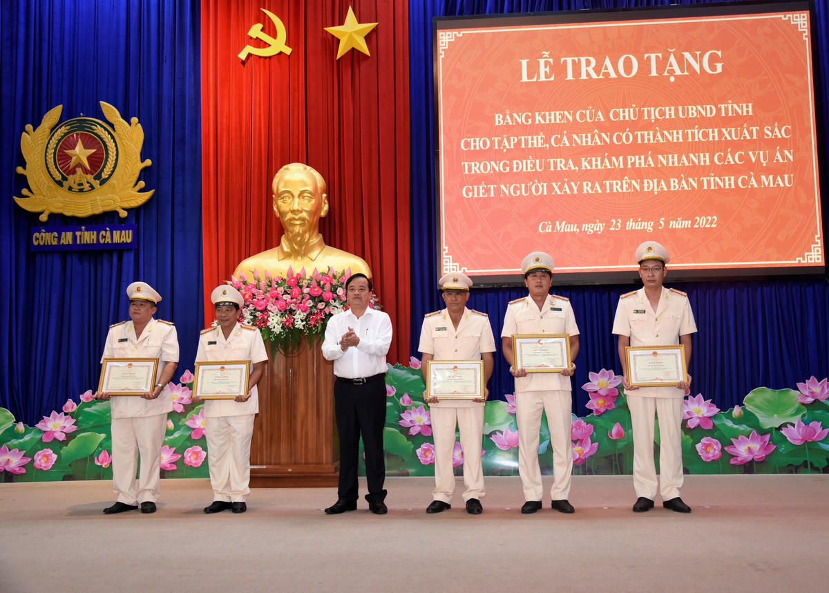 Chủ tịch UBND tỉnh Cà Mau Huỳnh Quốc Việt  tặng Bằng khen cho các tập thể, cá nhân có thành tích điều tra khám phá nhanh các vụ trọng án.