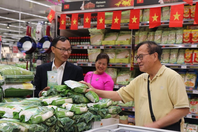 Gạo Việt được bày bán trong siêu thị tại Pháp.