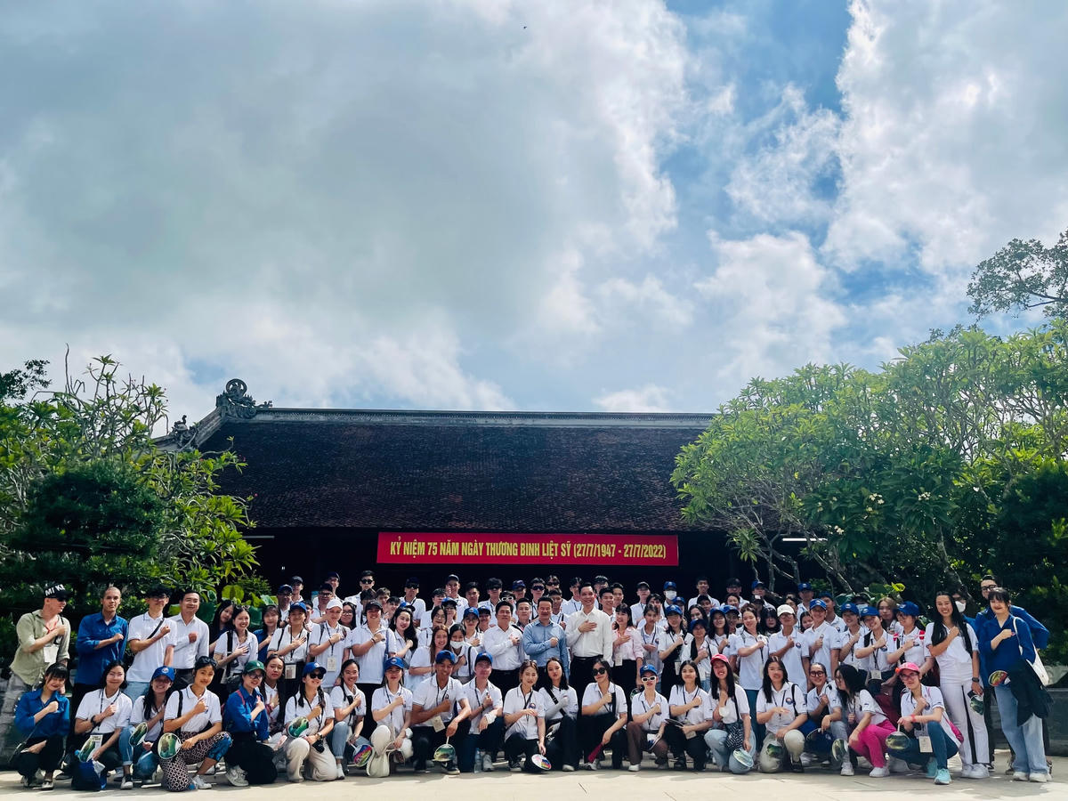 Đoàn đại biểu chụp ảnh lưu niệm.