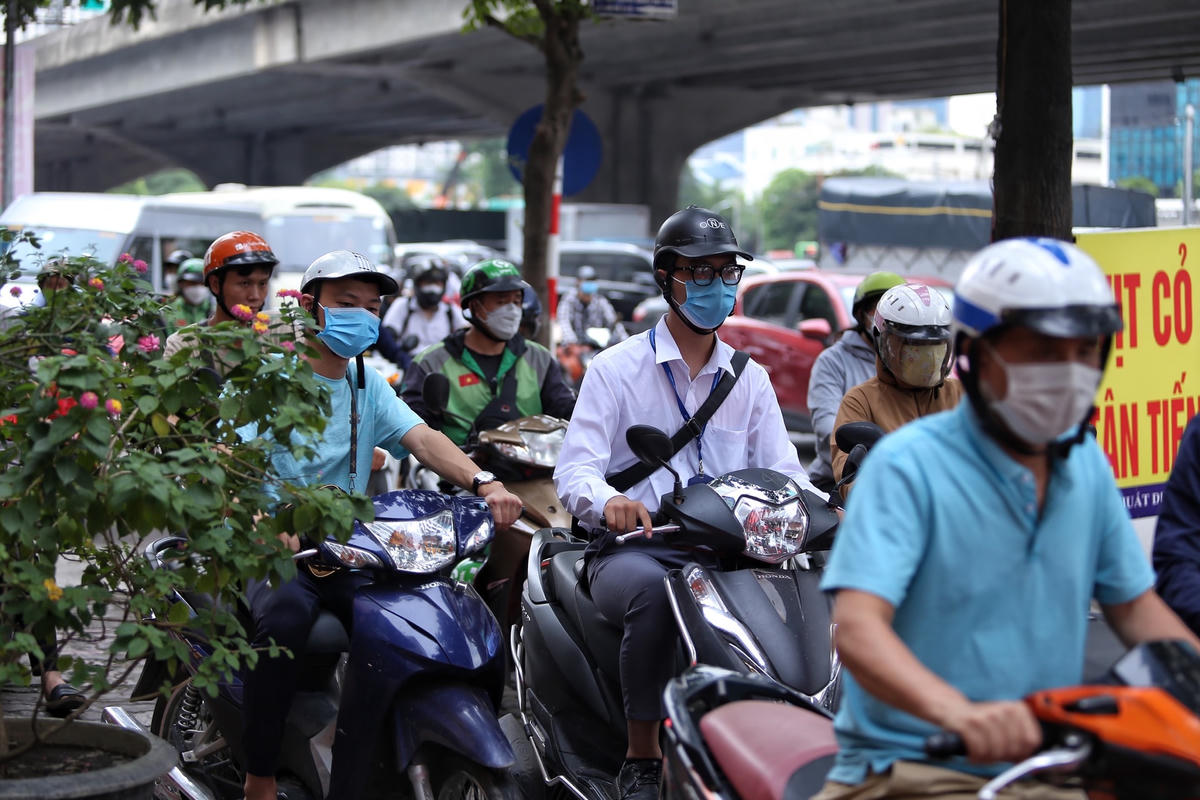 Đội CSGT số 6 cho biết, ngay từ 5h30 sáng ngày 31/8, tại các nút giao thông trọng điểm Đội CSGT số 6 đã bố trí lực lượng phân luồng giao thông, tránh tình trạng ùn tắc cục bộ. Đặc biệt sau 21h tại các nút cửa ngõ Thủ đô đặc biệt là tuyến đường vành đai 3 trên cao thì đội sẽ bố trí lực lượng 24/24 để tránh tình trạng ùn ứ kéo dài như mọi năm. 