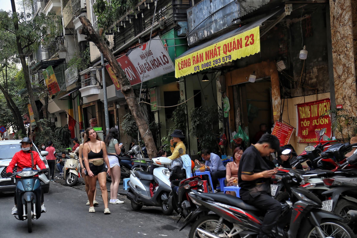 Quán ăn ngang nhiên được bày bán trên vỉa hè Nguyễn Siêu trông rất lộn xộn, nhếch nhác, mất mỹ quan đô thị.