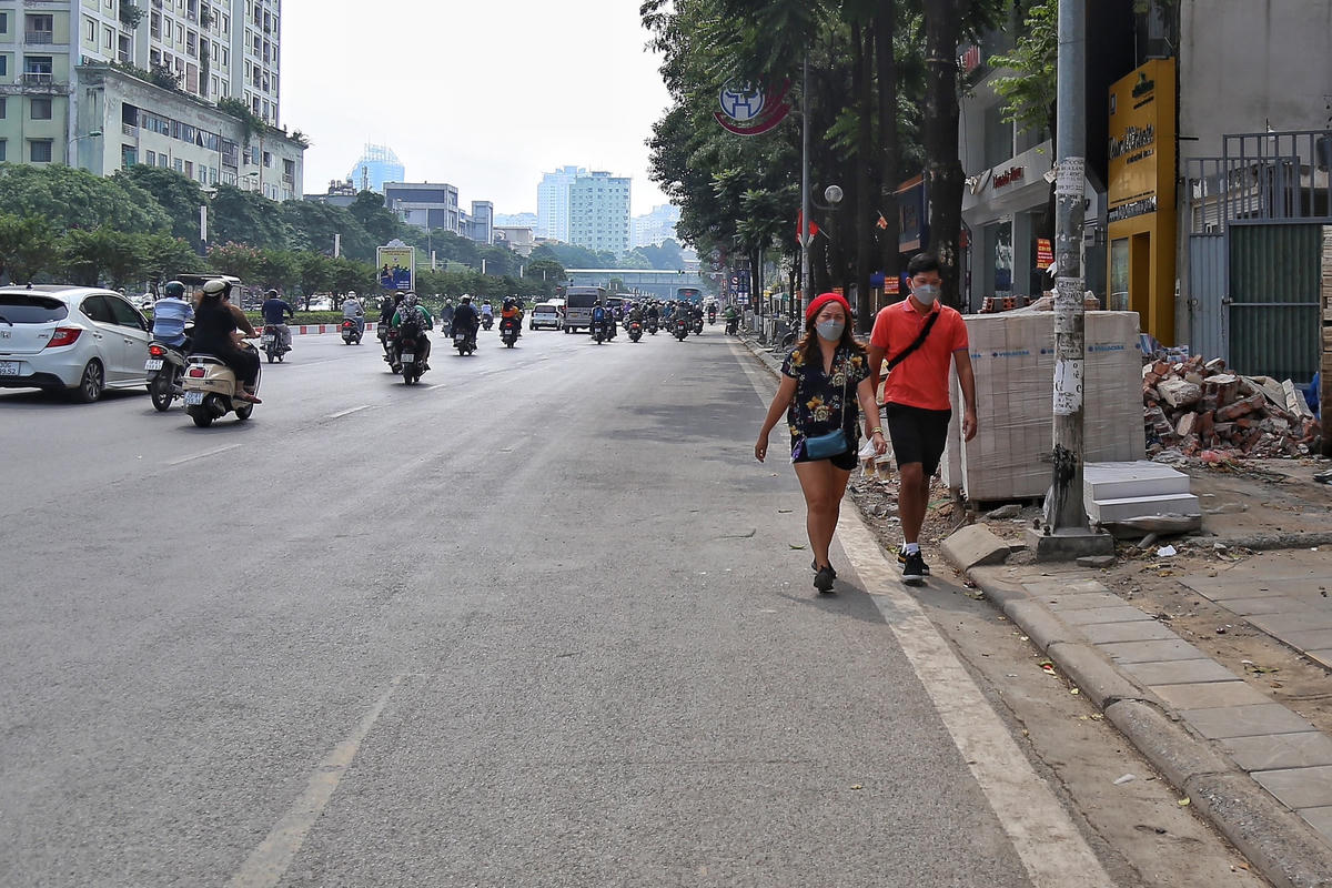 [ẢNH] Hà Nội: Đá vỉa hè với độ bền 70 năm đang nứt, vỡ nhanh chóng