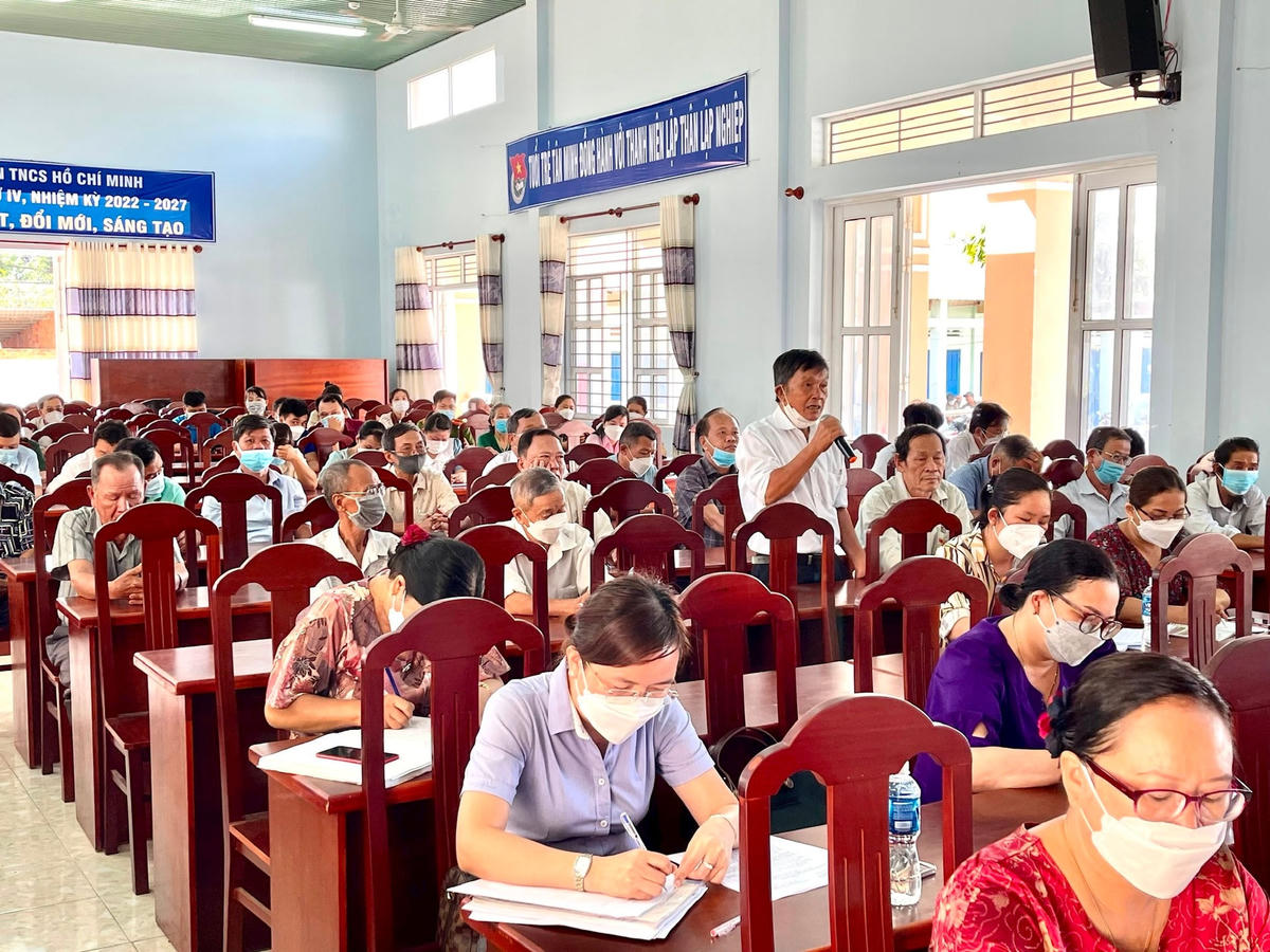 Cử tri nêu nhiều ý kiến tại buổi tiếp xúc.