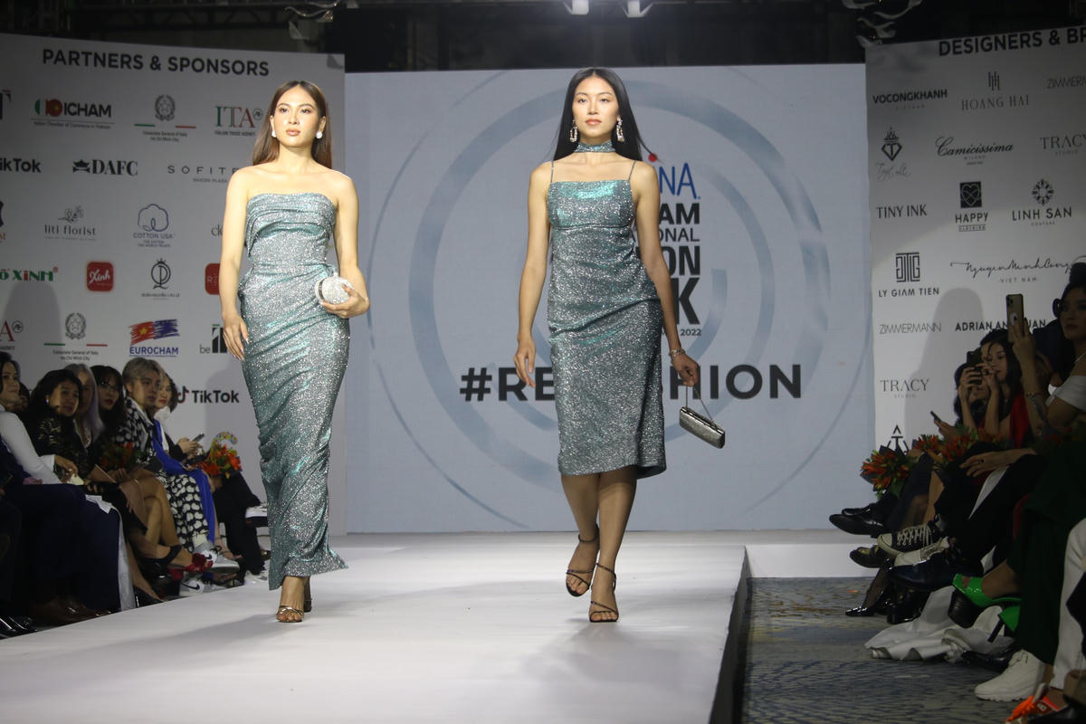 Những chiếc váy đi tiệc cocktail không thể thiếu trong phần trình diễn.