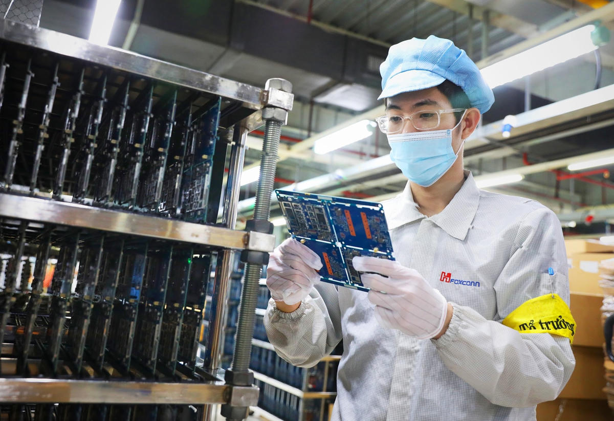 Sản xuất linh kiện điện tử tại Công ty Fuhong Precision Component tại Khu công nghiệp Đình Trám, tỉnh Bắc Giang. Ảnh: TTXVN.  