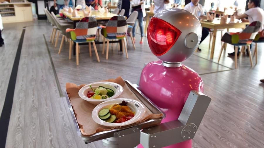 Robot phục vụ nhà hàng tại Nhật Bản.