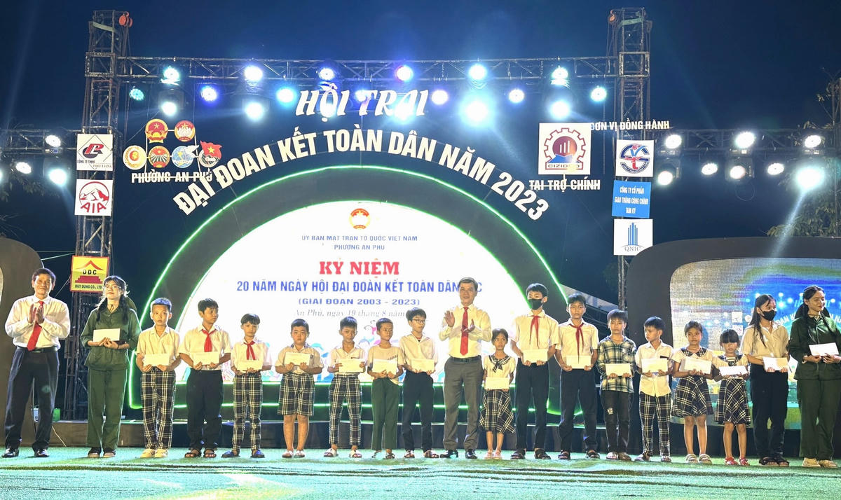 Tặng quà cho các em học sinh tại hội trại.