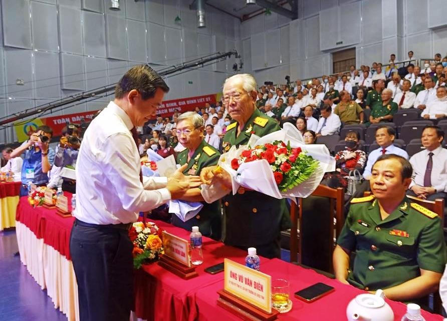 Ủy viên Trung ương Đảng, Bí thư Tỉnh ủy Đồng Nai Nguyễn Hồng Lĩnh tặng hoa chúc mừng các thương binh tại lễ kỷ niệm. 
