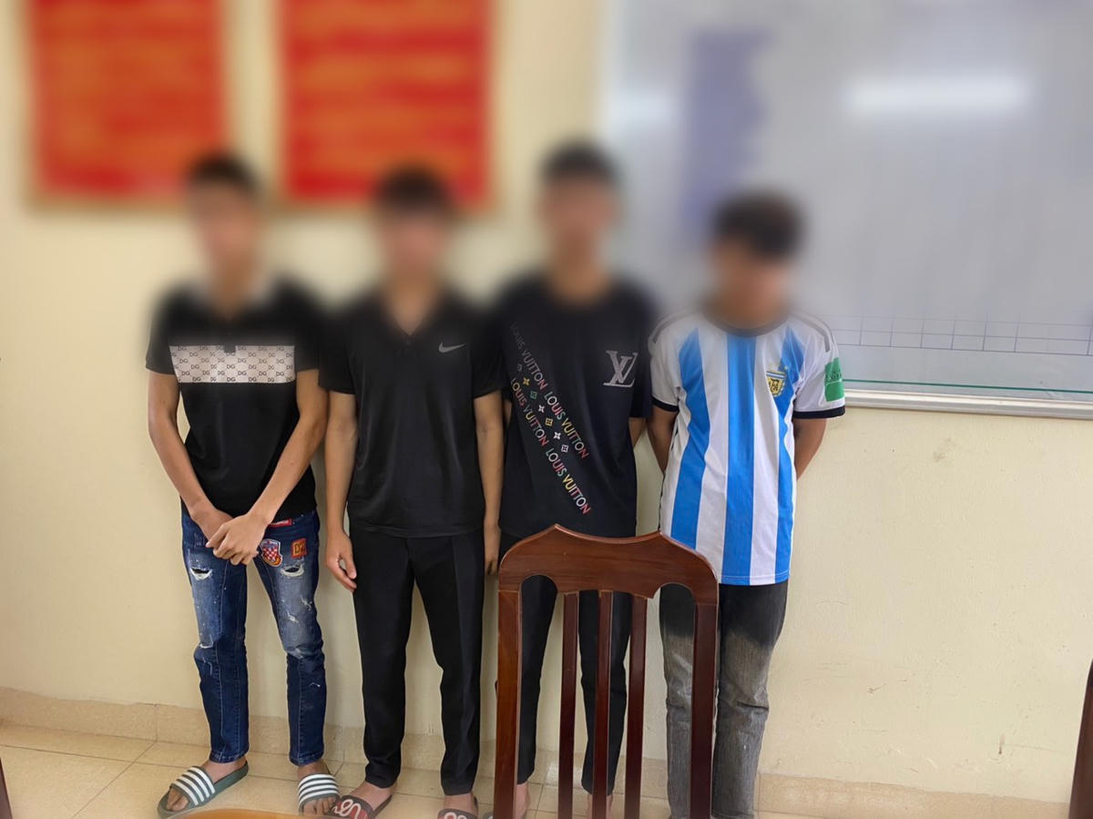 Các đối tượng tại cơ quan Công an. Ảnh: Công an huyện Ba Vì. 