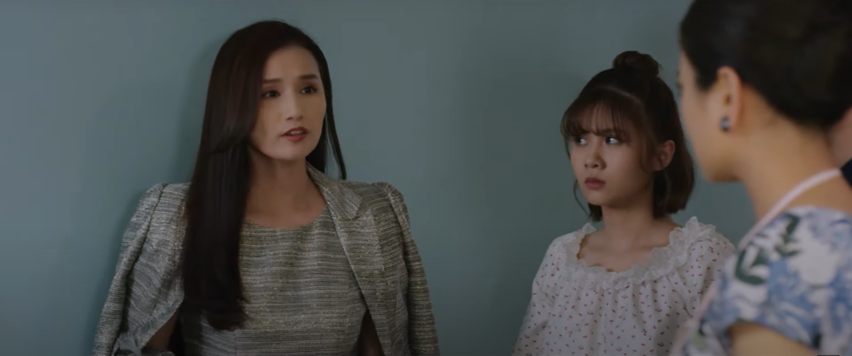 Mai Anh khó chịu ra mặt với sự xuất hiện của Giang tại buổi tiệc tân gia. Ảnh: CMH. 