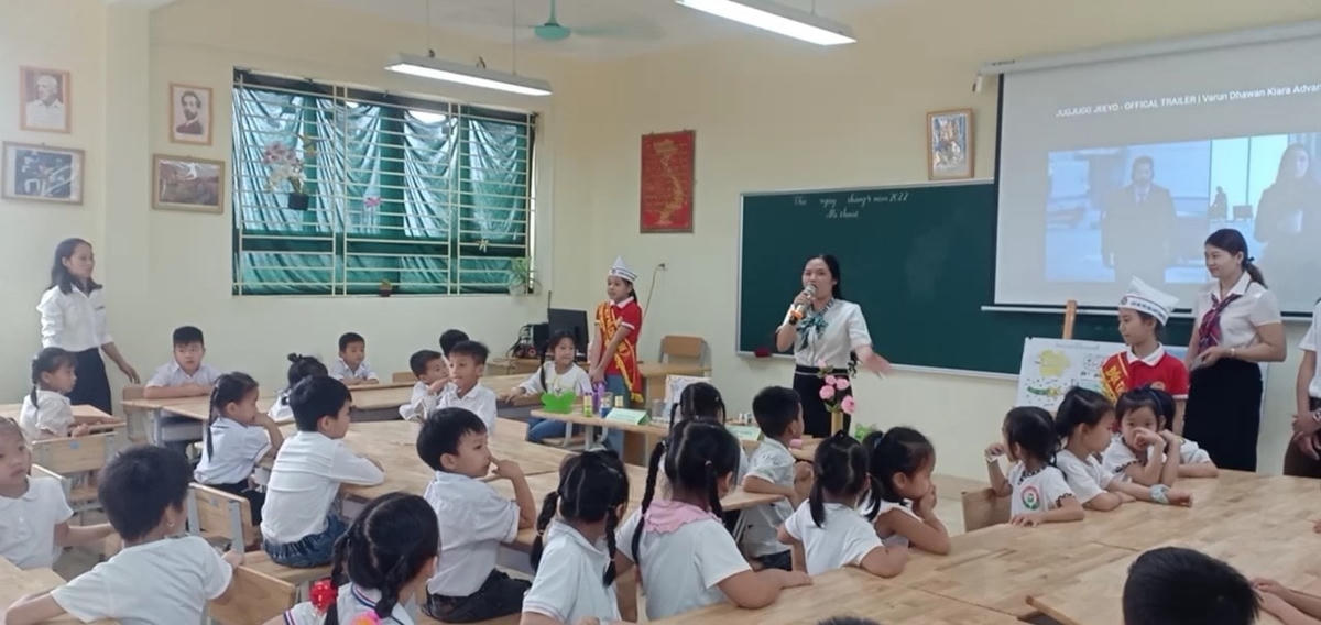 Giáo viên Trường Tiểu học Nam Phương Tiến A (huyện Chương Mỹ, Hà Nội) cho trẻ 5 tuổi làm quen với môi trường lớp 1.  
